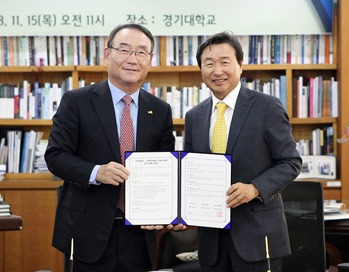 자생의료재단 신준식(오른쪽) 명예이사장과 경기대학교 김인규 총장이 협약 체결 기념 촬영을 하고 있다