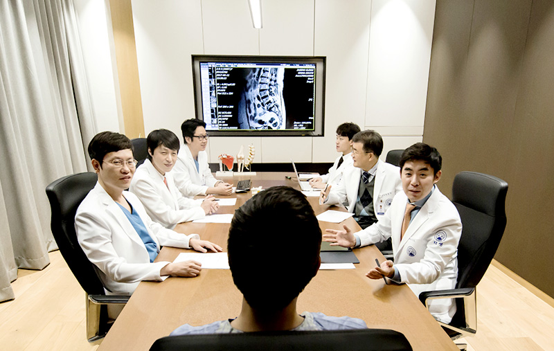 [사진설명] 자생한방병원 한ㆍ양방 의료진이 새로운 한∙양방 협진 시스템인 ‘의사ㆍ한의사 한자리 진료’로 환자를 진료하고 있다 - 자생의료재단