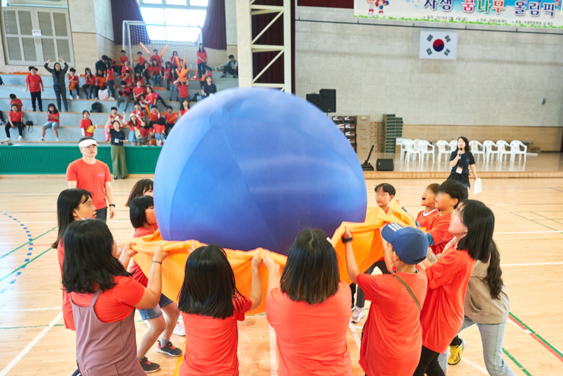 [사진설명] 자생 꿈나무 올림픽에 참가한 청주지역 아동센터 어린이들이 공 튀기기를 즐기고 있다 - 자생의료재단