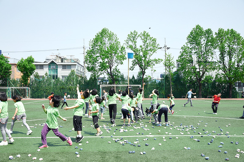[사진설명] 자생 꿈나무 올림픽에 참가한 대전지역 아동센터 어린이들이 오자미 놀이를 즐기고 있다 - 자생의료재단