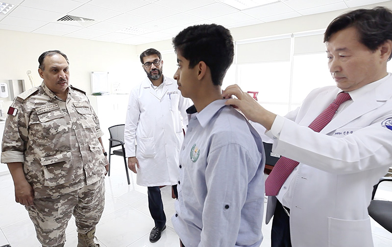 [사진설명] 자생한방병원 신준식 박사가 카타르 군의료 전문의 센터에서 척추측만증 환자를 치료하고 있다 - 자생한방병원