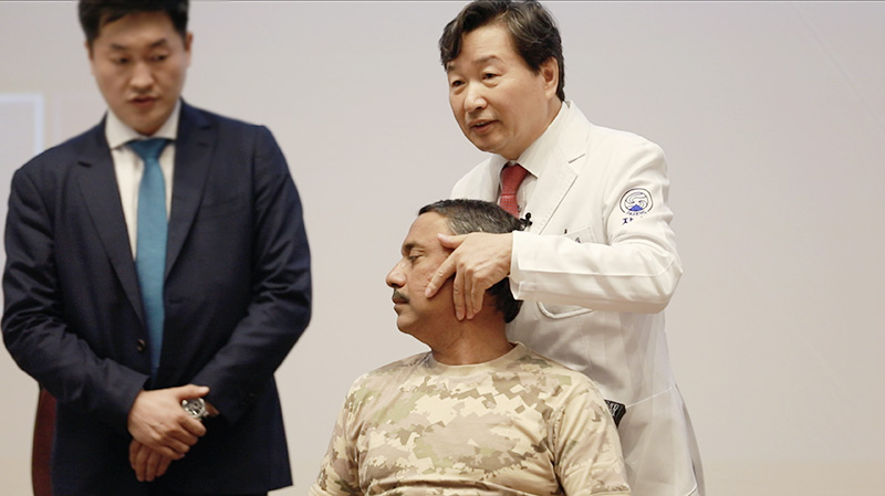 [사진설명] 자생한방병원 신준식 박사가 카타르 군의무사령부에서 한방 치료 시연을 펼치고 있다