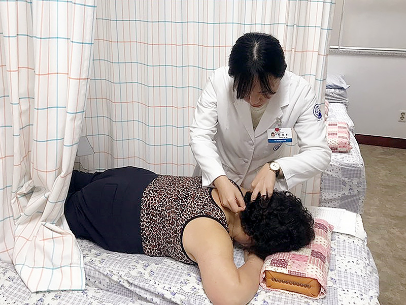 [사진설명] 대전자생한방병원 의료진이 진료소를 찾은 고령 농업인에게 침 치료를 시행하고 있다