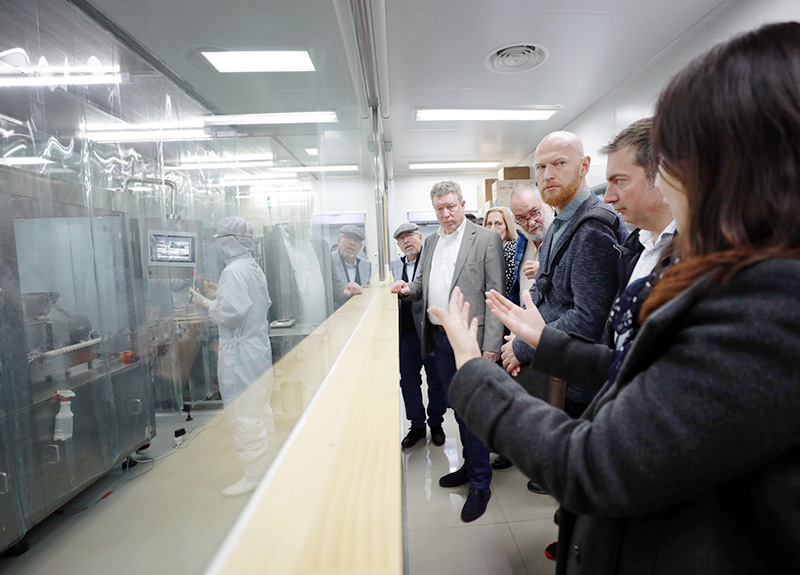 [사진설명] 세계수기근골의학연합회(FIMM) 이사회 멤버들이 자생한방병원 남양주원외탕전실의 약침 조제 공정을 살피고 있다 - 자생한방병원