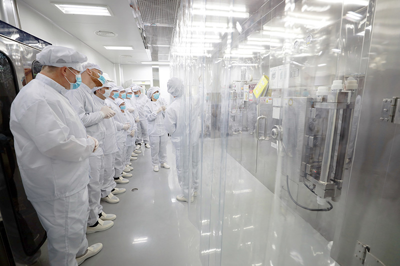 [사진설명] 세계수기근골의학연합회(FIMM) 이사회 멤버들이 자생한방병원 남양주원외탕전실의 약침 조제 공정을 살피고 있다 - 자생한방병원