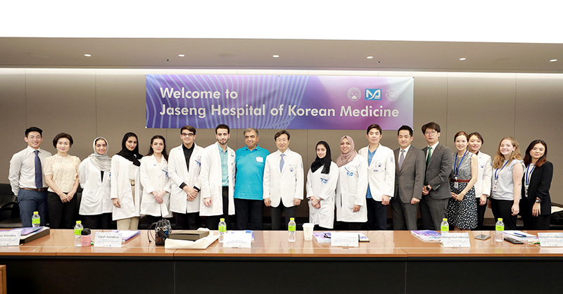 [사진설명] 자생의료재단 신준식 명예이사장(가운데) 및 자생한방병원 관계자와 두바이 MBRU 의대생, 관계자들이 사진 촬영을 하고 있다