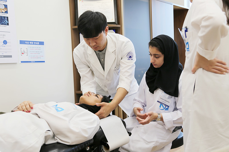 [사진설명] 두바이 MBRU 의대생들이 자생한방병원 의료진에게 한방치료 교육을 받고 있다