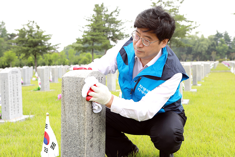 [사진설명] 잠실자생한방병원 신민식 병원장이 지난 21일 국립서울현충원을 찾아 봉사활동을 하고 있다