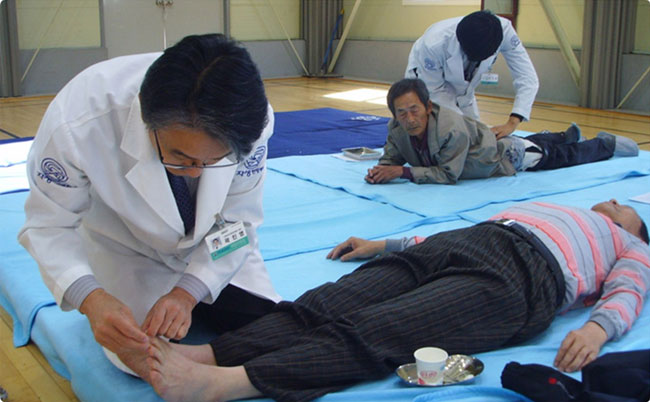 자생한방병원이 추수로 인해 지친 남포항 지역 주민들을 위해 한방의료봉사 활동을 펼치는 모습