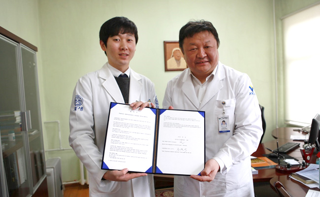 몽골 국립 제2중앙병원과 MOU를 체결한 자생한방병원 홍보회 의료진