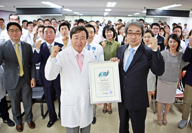 자생의료재단 신준식 박사와 한국기록원 김덕은 원장, 자생의료재단 직원들