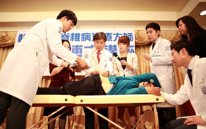 자생의료재단 신준식 박사가 지난7일(미 현지시각) NTD TV 초청으로 열린 뉴욕 세미나에서 한 척추질환 환자에게 동작침법을 실시하고 있다