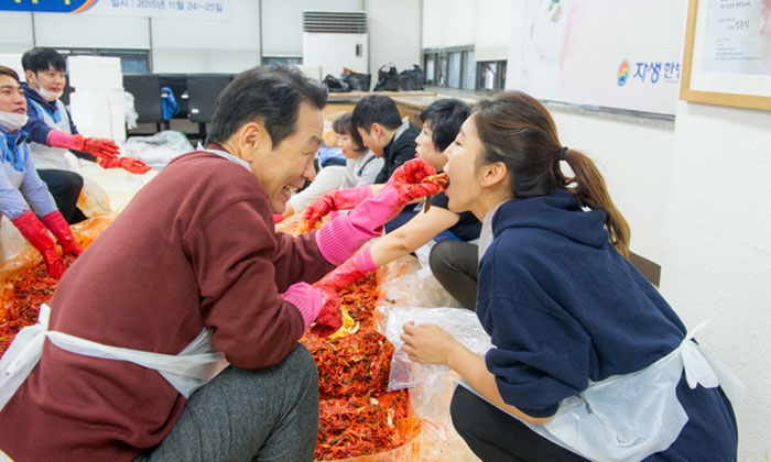 김장김치 행사에 참여하고 있는 자생한방병원 박병모 병원장