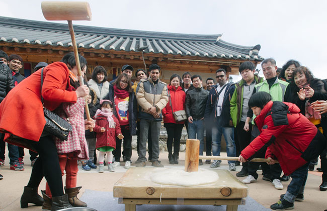 자생의료재단 다문화가정 및 외국인 근로자 100여명 떡메치기