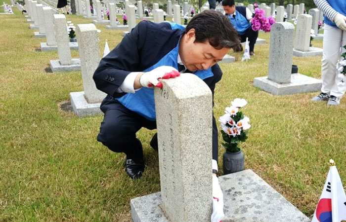 신준식 자생의료재단 이사장 국립현충원 봉사활동