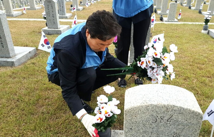 신준식 자생의료재단 이사장 국립현충원 봉사활동