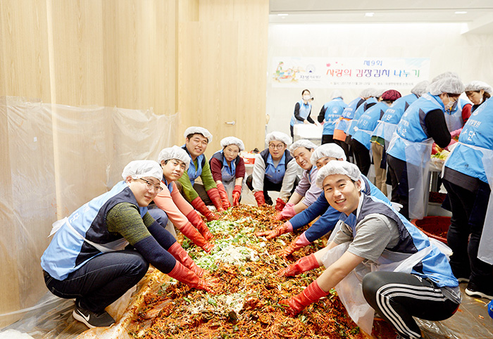 자생의료재단 임직원들이 취약계층에게 전달할 김장김치를 담그고 있다.