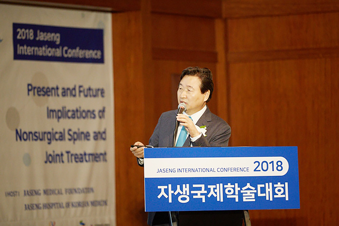 자생한방병원_첫 번째 연자로 나선 신준식 박사는 한국 추나의 역사와 추나를 이용한 통합 비수술 치료에 대해 발표했다.