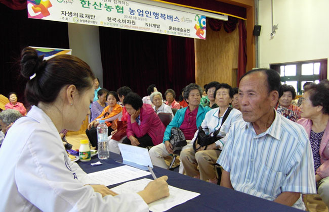 남양주 진건읍 어르신들에게 의료상담 하는 모습
