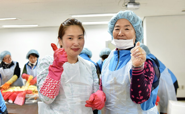 김장김치 나누기 행사에서 몽골환자 나랑체첵 씨가 봉사단과 함께 웃고있는 모습