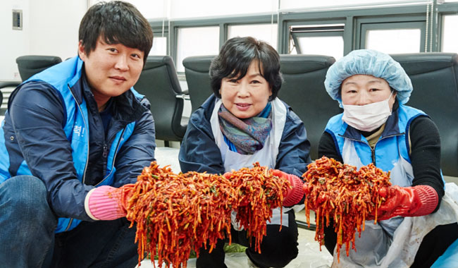 김장 양념을 만들고 있는 자생봉사단
