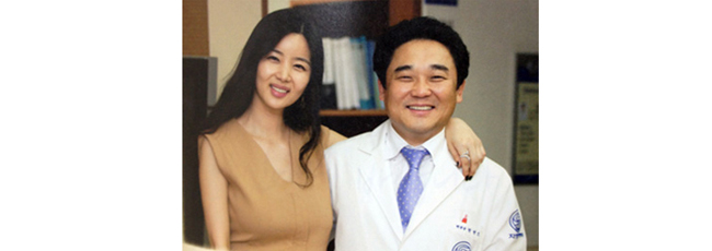 배우 박솔미씨가 안산 자생한방병원 김철수 원장과 나란히 찍은 기념사진