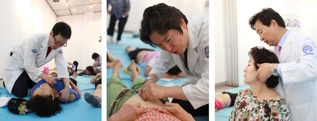 침치료, 추나수기치료 등 500여 명의 어르신들에게 무료한방진료를 펼치는 모습