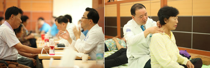 주민 어르신들과 상담중인 의료진(좌측), 할머니 목뒤에 침을 놓는 의료진(우측)
