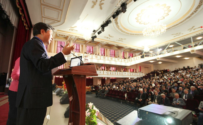 한방 전도사 신준식 박사가 카자흐스탄 국립의과대학 초청강연중인 모습